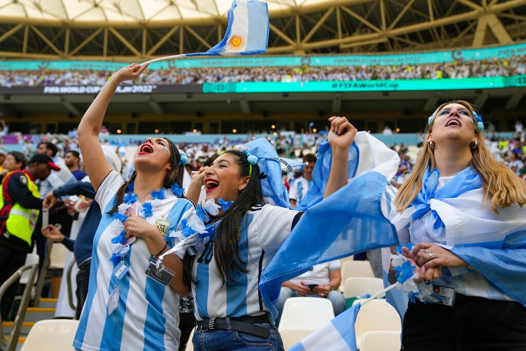 ▲阿根廷首戰爆冷門輸給沙烏地阿拉伯，讓阿根廷的球迷不敢置信。（圖／美聯社／達志影像）