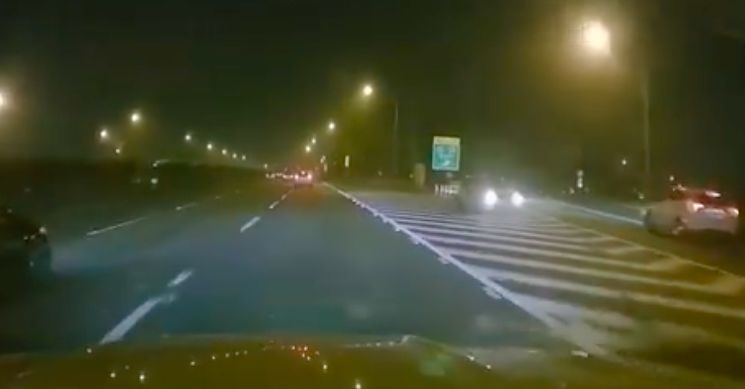 ▲白車為了閃避，整輛車180度大迴轉，險些翻下匝道。（圖／翻攝爆料公社）