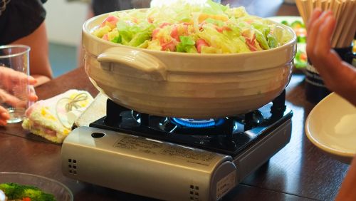 ▲冬天到外面吃薑母鴨、戶外露營，或是在客廳煮火鍋，卡式爐都是常見爐具，使用上要特別注意。（示意圖／取自photoAC）