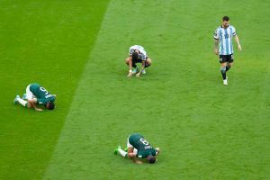 ▲阿根廷梅西落敗，跟沙烏地阿拉伯球員形成強烈對比。（圖／美聯社／達志影像）