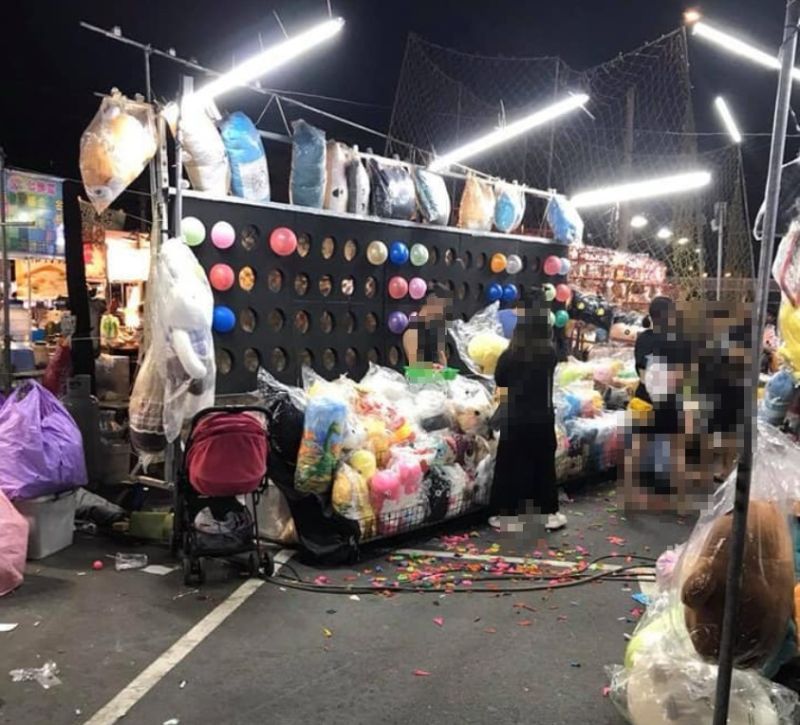 ▲有台南民眾控訴，當地各處夜市出現一攤射氣球店，收取高額遊玩費。（圖／臉書社團《我是台南人》）