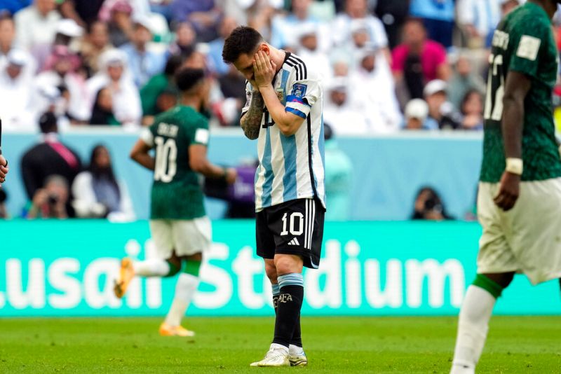 ▲阿根廷小組賽首戰爆冷輸球，主將梅西雙手掩面。（圖／美聯社／達志影像）