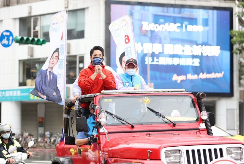 ▲國民黨台北市長蔣萬安今日上午在中正萬華區車隊掃街，向民眾拜票。（圖／蔣萬安辦公室提供）