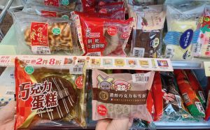 ▲任選2件指定蛋糕8折,包含話題立十足的新品KITKAT巧克力蛋糕、濃醇巧克力布雪等。(圖/7-11提供) ▲任選2件指定蛋糕8折,包含話題立十足的新品KITKAT巧克力蛋糕、濃醇巧克力布雪等。(圖/7-11提供)
