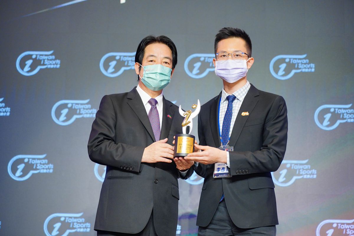 ▲龍騰文化事業股份有限公司副董事長李彥熹，從副總統賴清德手中接下「運動企業認證」獎。（圖／龍騰文化提供）