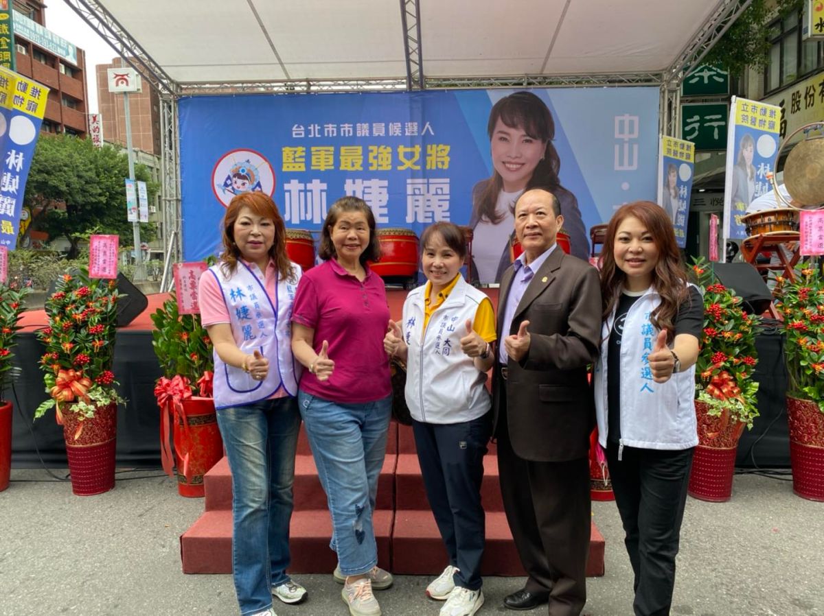 ▲新黨市議員候選人林婕麗（左三），今上午於路口拜票時遭到不明人士毆打導致腦震盪、骨折，內政部已責成警政署依法嚴肅偵辦。（圖／翻攝林婕麗臉書）