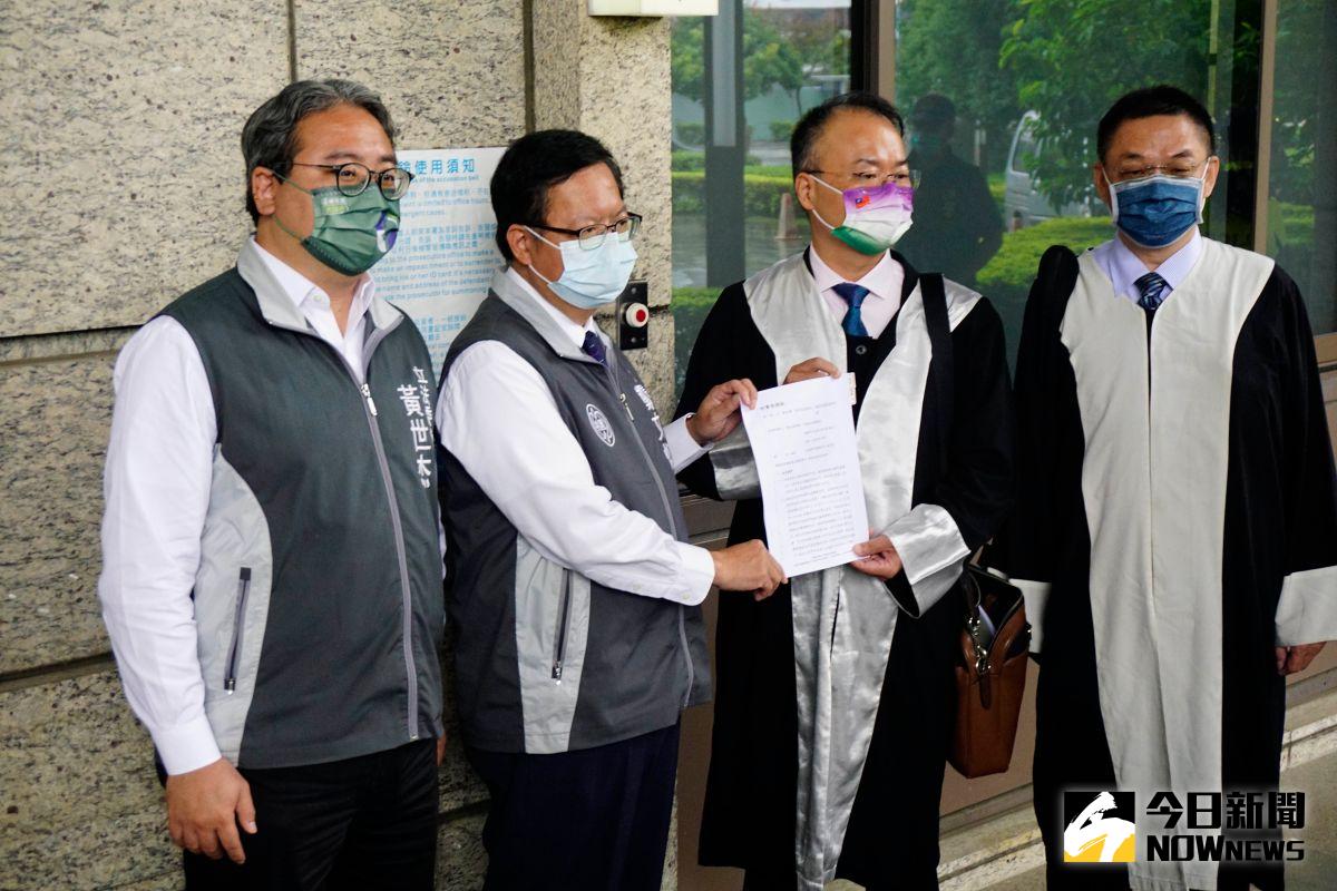 ▲鄭文燦今天親自到地檢署按鈴申告國民黨桃園市議員候選人凌濤加重誹謗罪。（圖／記者李春台攝，2022.11.23）