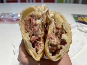 新品豬肉捲主打韓式醃烤梅花豬肉片佐青蔥魔佐拉乳酪絲 ▲新品豬肉捲主打韓式醃烤梅花豬肉片佐青蔥魔佐拉乳酪絲
