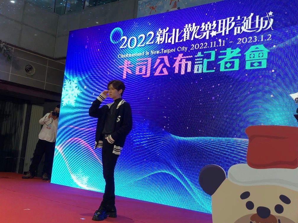 ▲畢書盡今出席卡司發布會，被主持人cue做現在最流行的臉頰愛心。席間也透露回韓國被媽媽「失寵」，直言媽媽只想看女兒。（圖／記者汪睿琦攝）