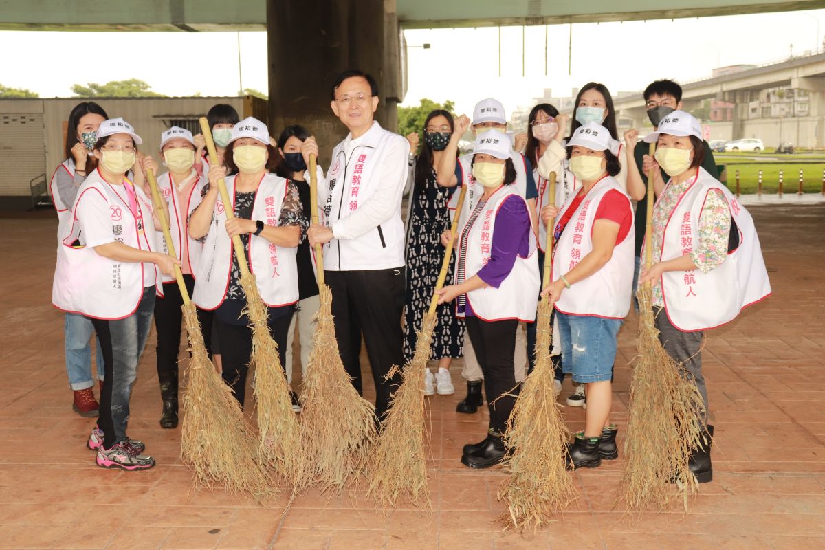 ▲廖裕德與鄉親拿出掃把，象徵要將劣質候選人掃出議會。（圖 ／廖裕德競選辦公室提供）