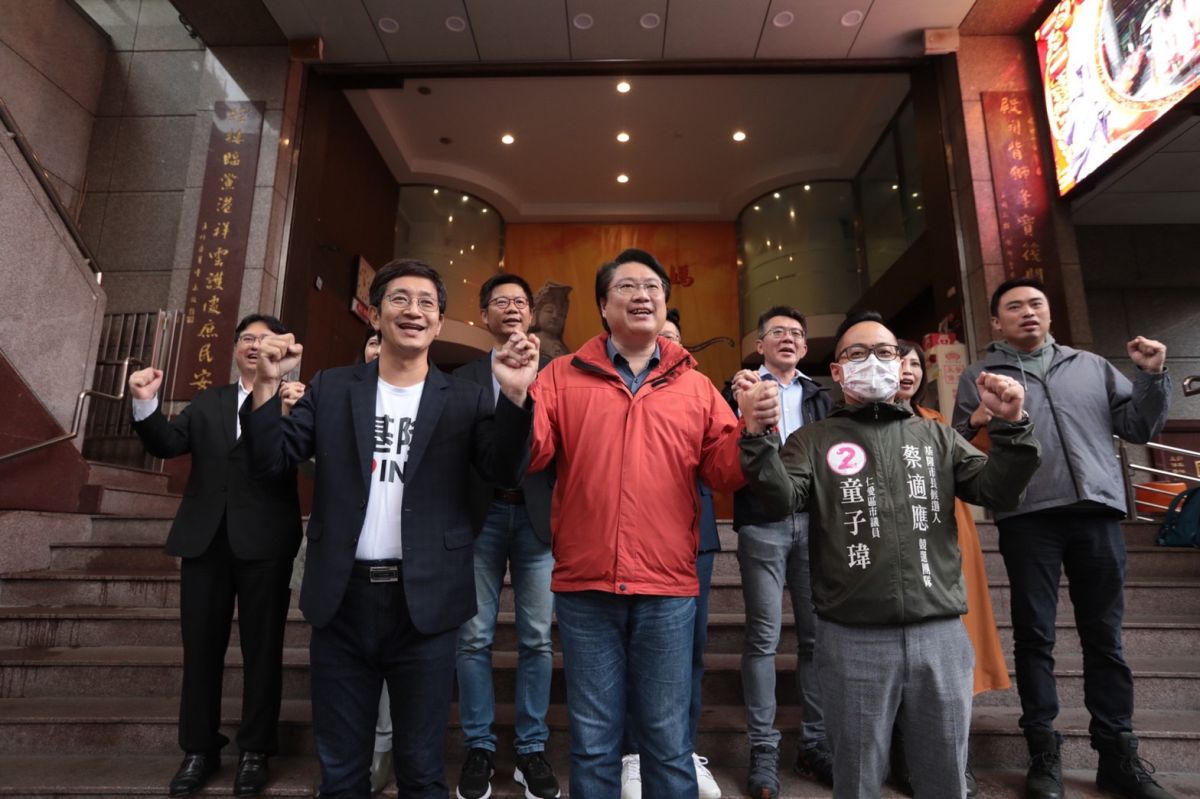 ▲林右昌在蔡適應與市府團隊陪同下前往慶安宮參拜，並宣布選前之夜將舉辦「點亮基隆　手護光榮」活動。（圖／記者陳威叡攝，2022.11.23）
