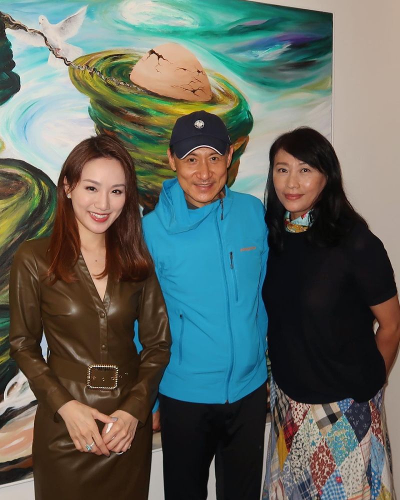 ▲張學友（中）一身輕便裝扮出席女兒畫展。（圖／翻攝自微博）