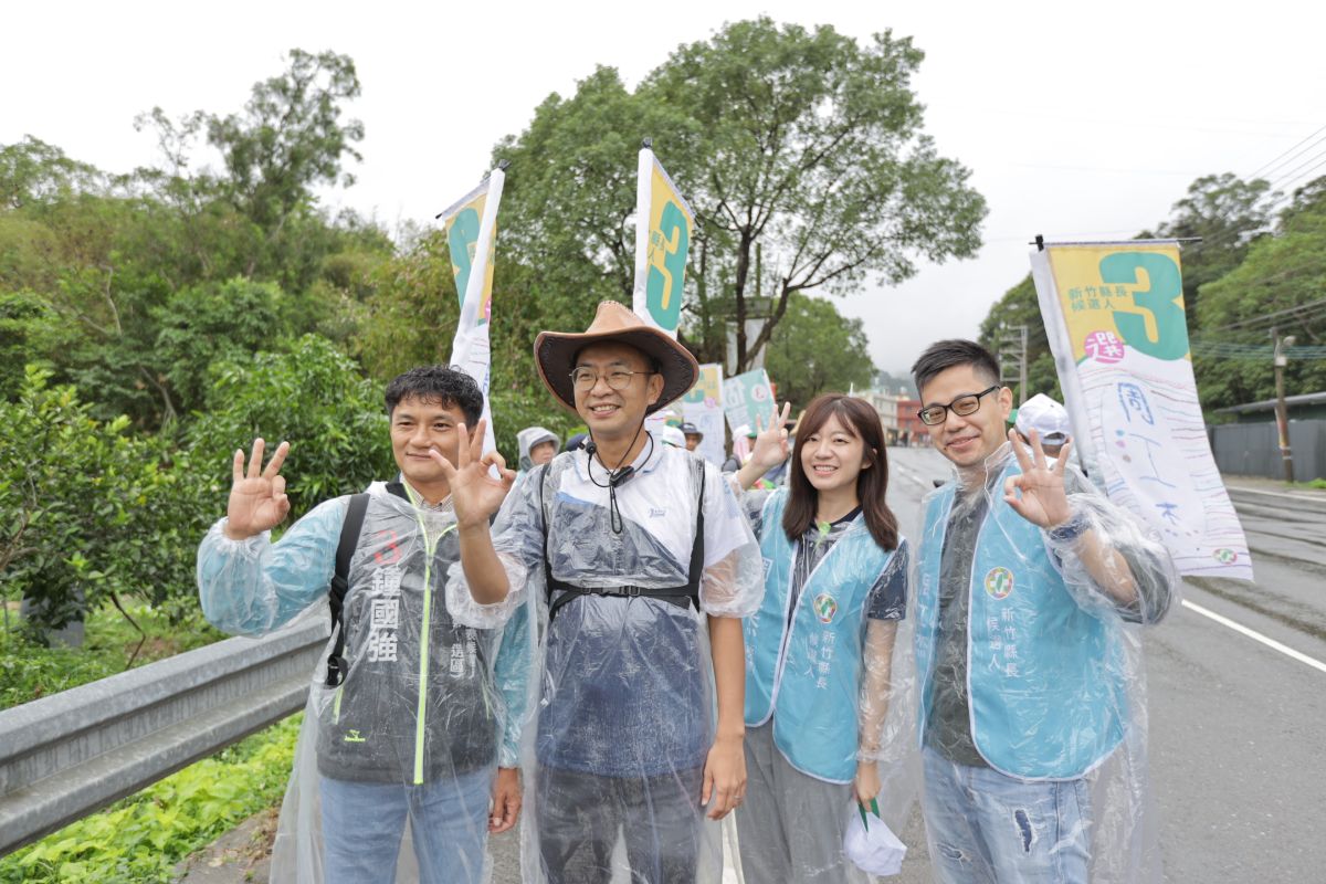 ▲逆風行腳活動第三天，新竹縣長候選人周江杰冒雨前行。（圖/周江杰團隊提供）