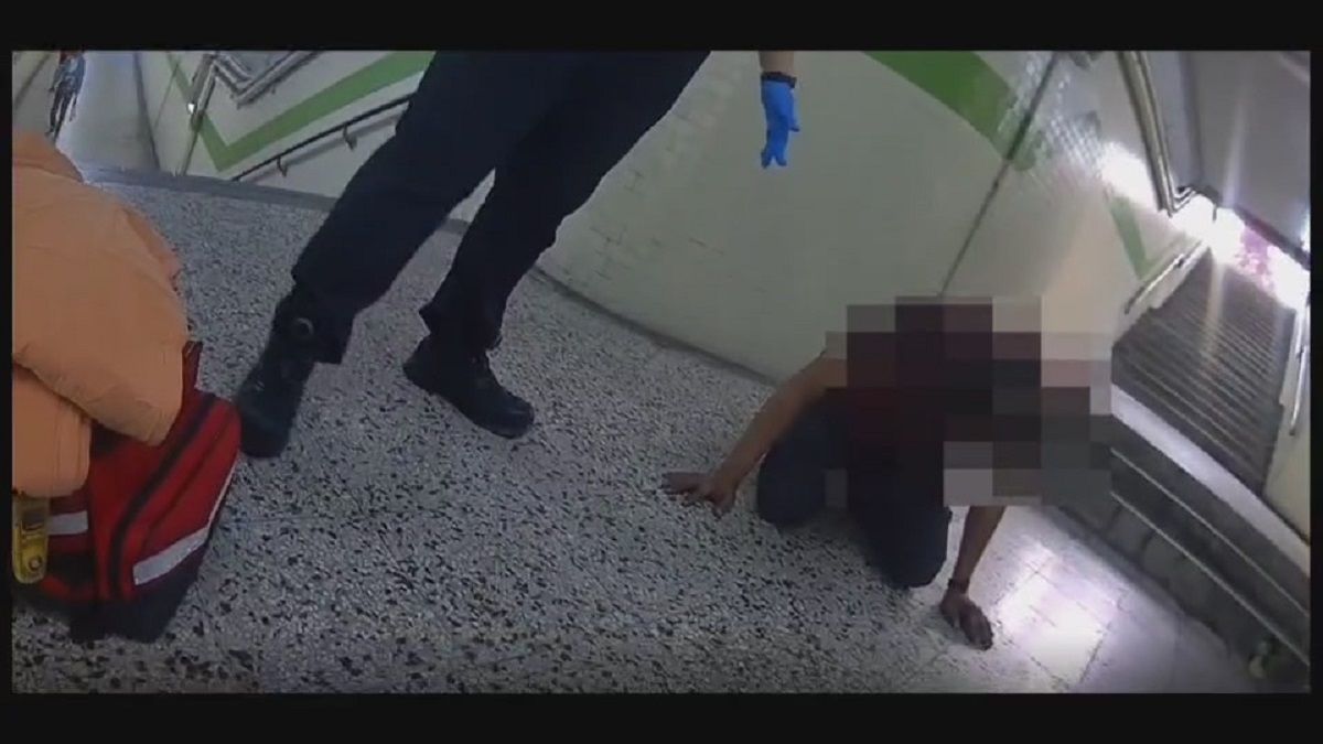 ▲歐姓民眾因椎間盤突出，痛到寸歩難行，跪在地下道，久久無法起身。（圖/記者鄧力軍翻攝）