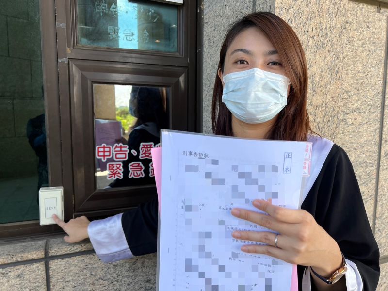 ▲律師林家琪向新竹地檢署遞交刑事告訴狀,正式對范振宗提出「妨害名譽」、「意圖使人不當選」告訴。(圖/沈慧虹辦公室提供)