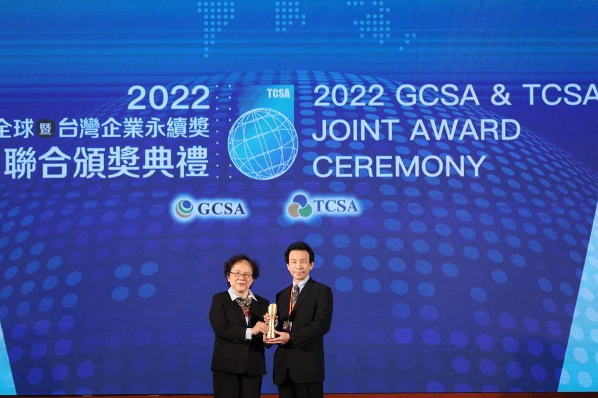 ▲中鋼運通公司總經理許健明(右)代表接受金融監督管理委員會副主任委員蕭翠玲(左)頒發台灣百大永續典範企業獎及企業永續報告獎運輸業金獎獎項。(圖／中鋼運通公司提供)