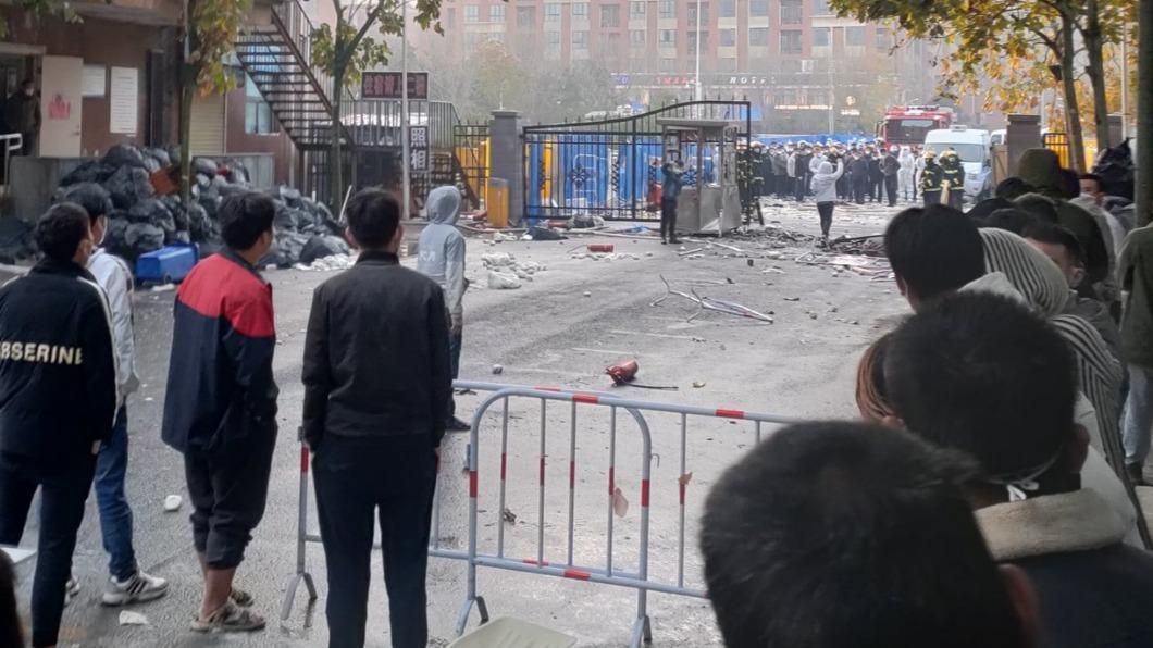 ▲鄭州富士22日晚間發生嚴重暴動，新進員工疑因不滿與染疫老員工同寢、伙食不佳等，欲衝出廠區回家，遭警方持棍鎮壓。（圖／翻攝自《希望之聲》）