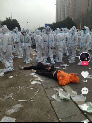 ▲網傳富士康員工與警方對峙，民眾倒地。   圖：翻攝自推特