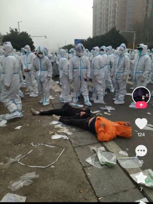 ▲網傳富士康員工與警方對峙,民眾倒地。 圖:翻攝自推特 ▲網傳富士康員工與警方對峙,民眾倒地。 圖:翻攝自推特