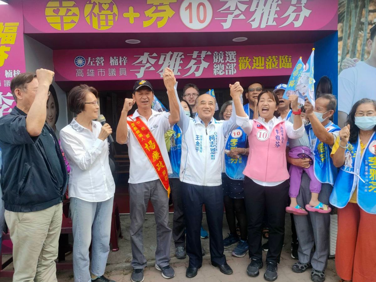 ▲前立法院長王金平今天到市議員候選人李雅芬競選總部加油打氣，並登上吉普車掃街。（圖／翻攝畫面）