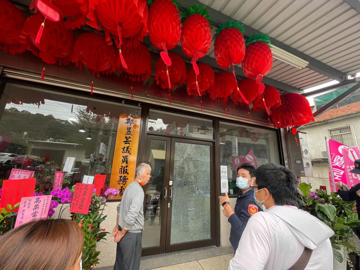 ▲新竹縣芎林鄉議員候選人鄭昱芸競選總部，23日下午疑遭不明人士攻擊，玻璃門被打到呈現雪花狀。（圖／翻攝自鄭昱芸臉書）