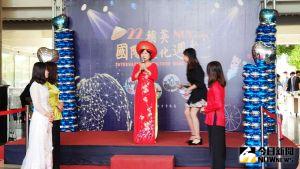 ▲校長林惠賢穿著越南國服「奧黛」登台亮相。（圖／記者陳美嘉攝，2022.11.23）