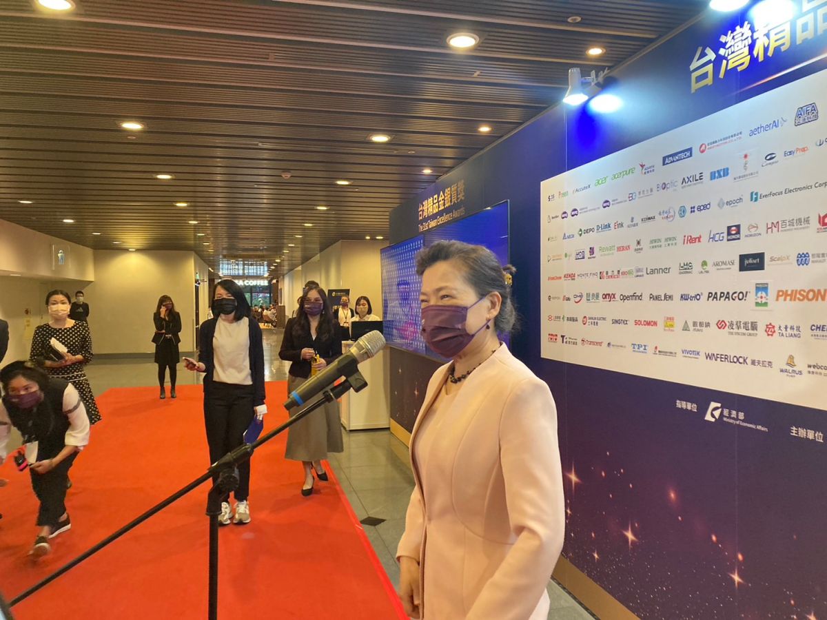 ▲對於八方雲集今（23）日宣布將全數收攤中國市場，經濟部長王美花回應，聽聞很多實體餐飲廠商有撤出中國的問題，因素皆來自中國長期實施的清零政策。（圖／記者鄭妤安攝影）