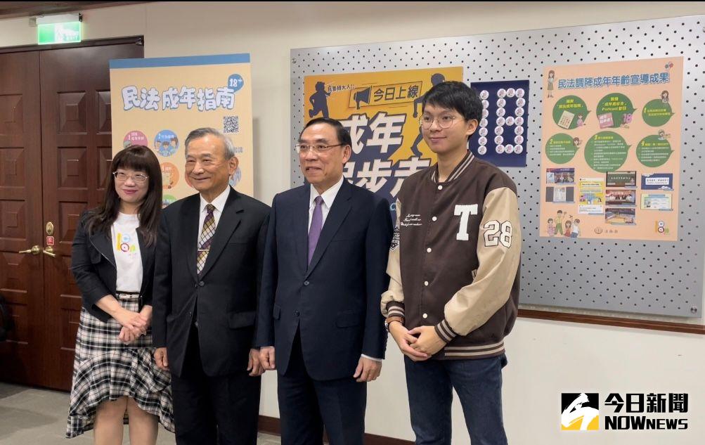 ▲由左至右依序是法務部法律事務司長鍾瑞蘭、政務次長陳明堂、法務部長蔡清祥、台大學生賴奕瑋（圖／記者潘千詩攝，2022.11.23）