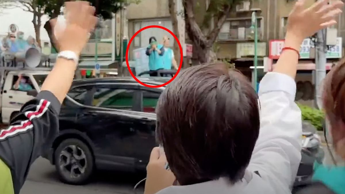 ▲台北市長候選人黃珊珊23日在掃街時，巧遇「頭號柯黑」民進黨台北市議員王世堅（紅圈處）在進行車隊掃街。（圖／翻攝黃珊珊直播）