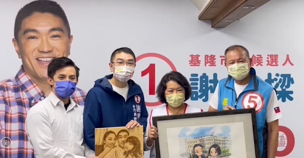 ▲黃敏惠今前往基隆陪同謝國樑車隊掃街，兩人見面互相贈送紀念品表達勉勵，黃敏惠也讚謝國樑真的長大了，已具備擔任市長的條件。（圖／謝國樑辦公室提供）