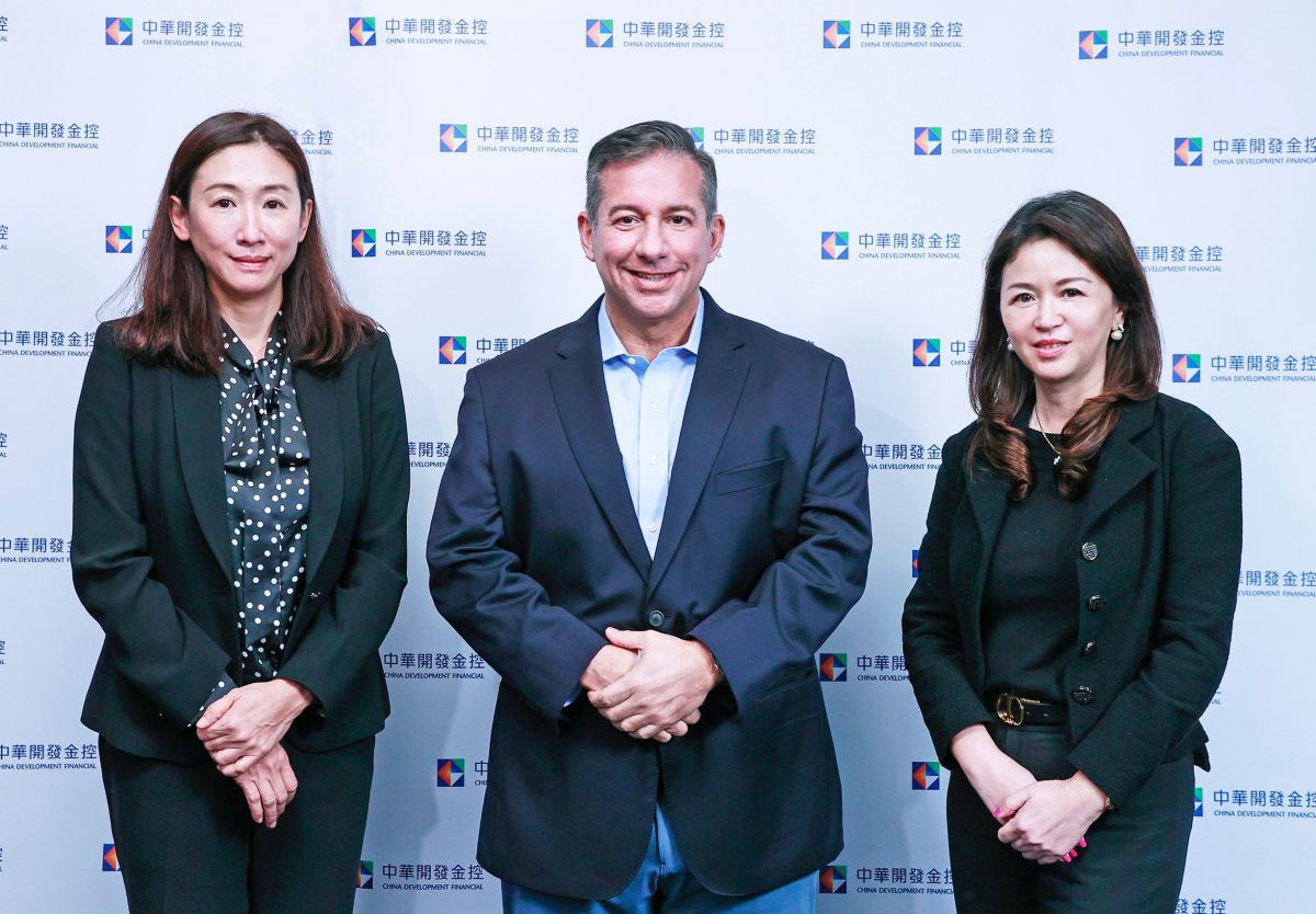 ▲開發金控今（23）日舉辦第3季法人說明會，對外公布財務表現及整體營運報告，左起分別為開發金財務長黃碧玲、總經理龐德明及發言人潘玲嬌。（圖／開發金提供）