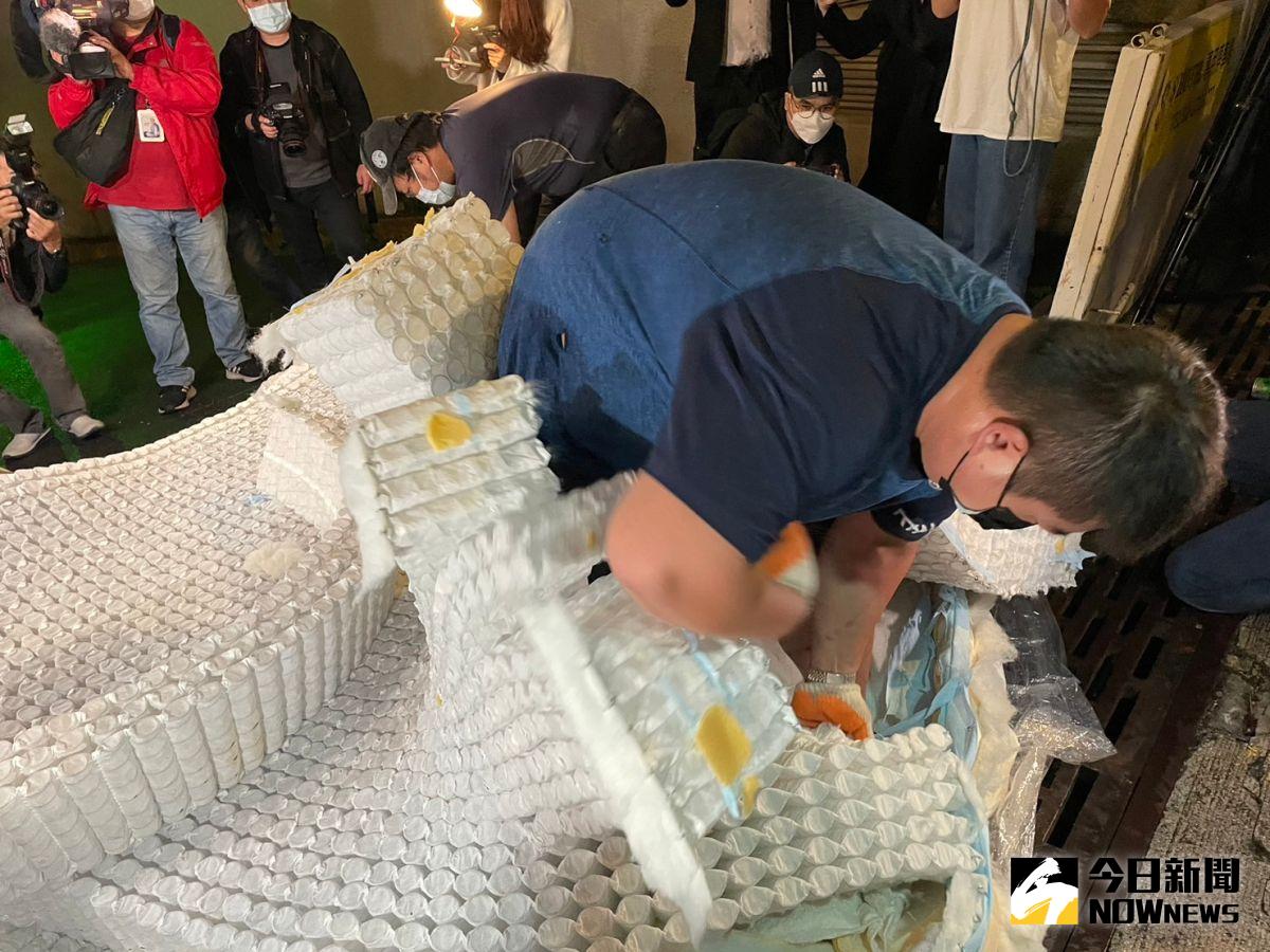 ▲大S送回飯店的床墊昨日被工作人員銷毀。（圖／記者葉政勳攝影）