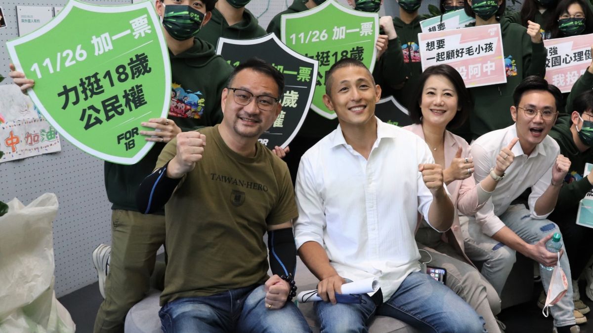 ▲公開宣布有意投入立委補選的吳怡農與阮昭雄，兩人近日時常在宣傳18歲公民權活動合體。針對補選提名人選由黨中央徵召，兩人都表達贊同，並強調無論最後誰出線，黨內都要大團結。（圖／翻攝阮昭雄臉書）