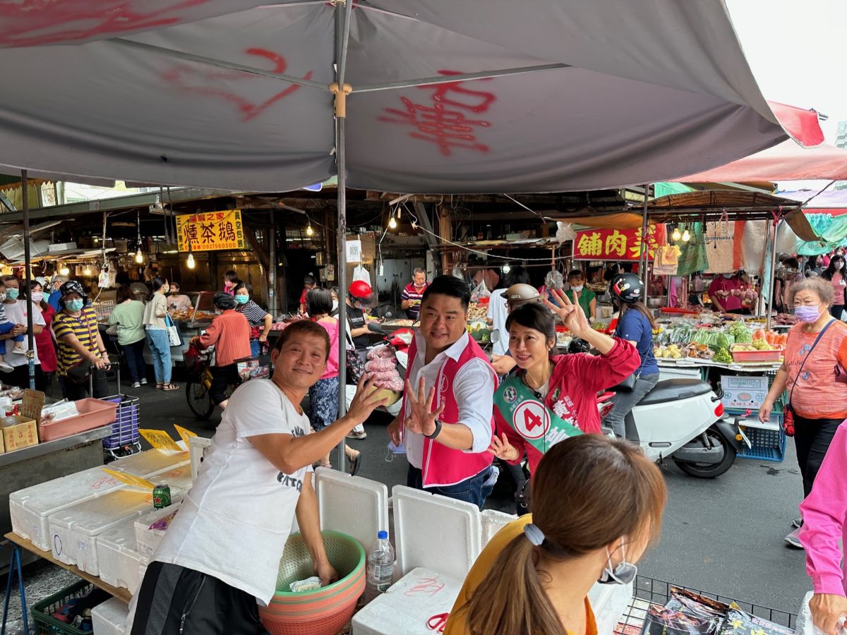 ▲呂捷今天輔選行程橫跨大高雄，首站到前鎮瑞興市場陪黃雍琇拜票。(圖／記者郭凱杰翻攝)