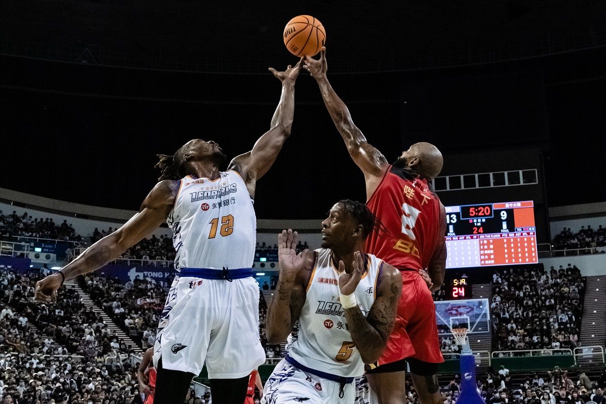 ▲霍華德和陛下爭搶球權。（圖／臺中太陽提供）