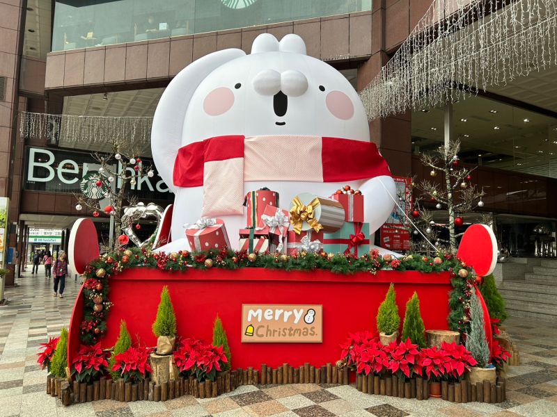▲全台最大的聖誕雪橇以及高六米的醜白兔在中友百貨廣場亮相了。（圖／中友提供）
