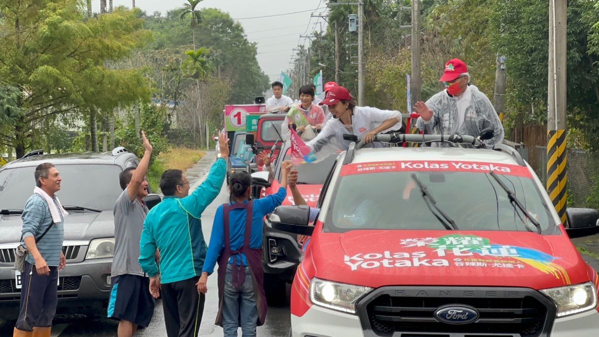 ▲Kolas持續透過車隊掃街拜票，今日前進部落，更以原住民母語向在地民眾懇託。（圖／Kolas辦公室提供）