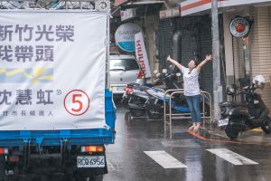 ▲沈慧虹與林智堅車隊在雨中掃街，不少新竹市民相當感動、熱烈歡迎。（圖／沈慧虹辦公室提供）