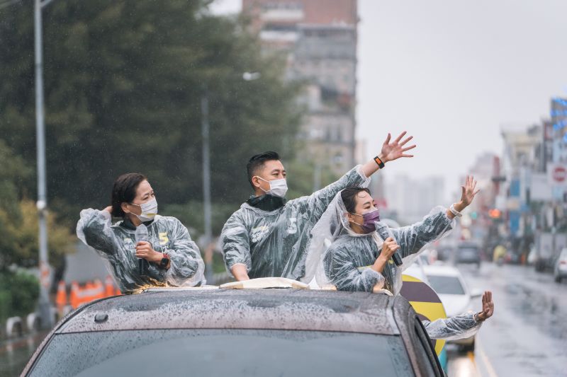 ▲沈慧虹與林智堅車隊在雨中掃街，不少新竹市民相當感動、熱烈歡迎。（圖／沈慧虹辦公室提供）