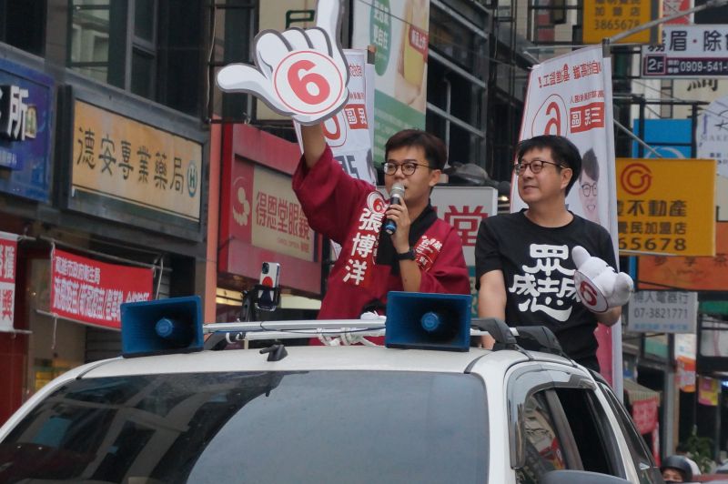 ▲台灣基進三民區市議員候選人張博洋與wecare高雄發起人尹立，兩位罷韓君子合體車掃。（圖／台灣基進提供）