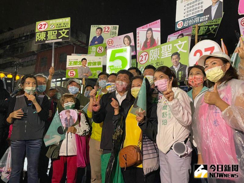 ▲陳時中赴景美參香,現場湧入超過300名支持者搶合照。(圖/記者黃宣尹攝,2022.11.23)