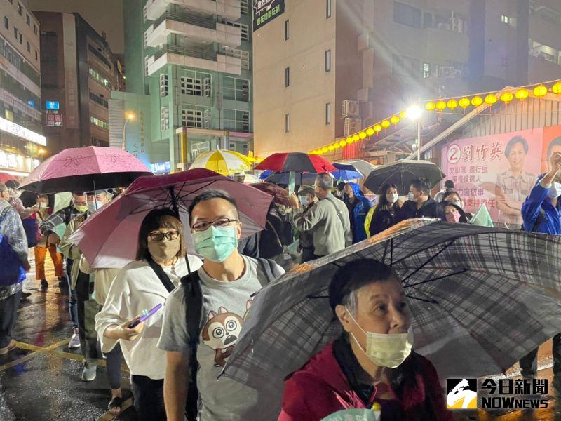 ▲陳時中赴景美參香,現場湧入超過300名支持者搶合照。(圖/記者黃宣尹攝,2022.11.23)