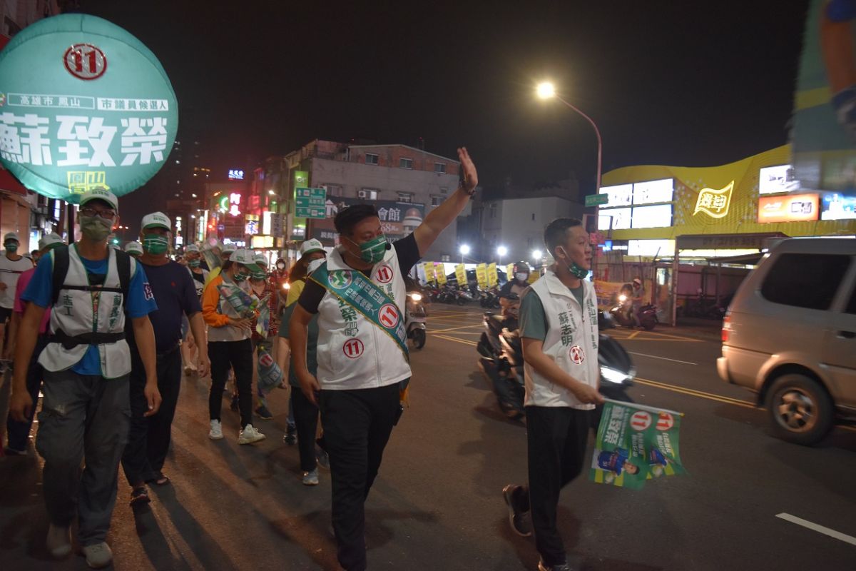 ▲民進黨高雄市議員候選人蘇致榮今天走遍五甲地區，沿路受到鄉親們熱情的招呼與鼓勵。(圖／記者郭凱杰翻攝)