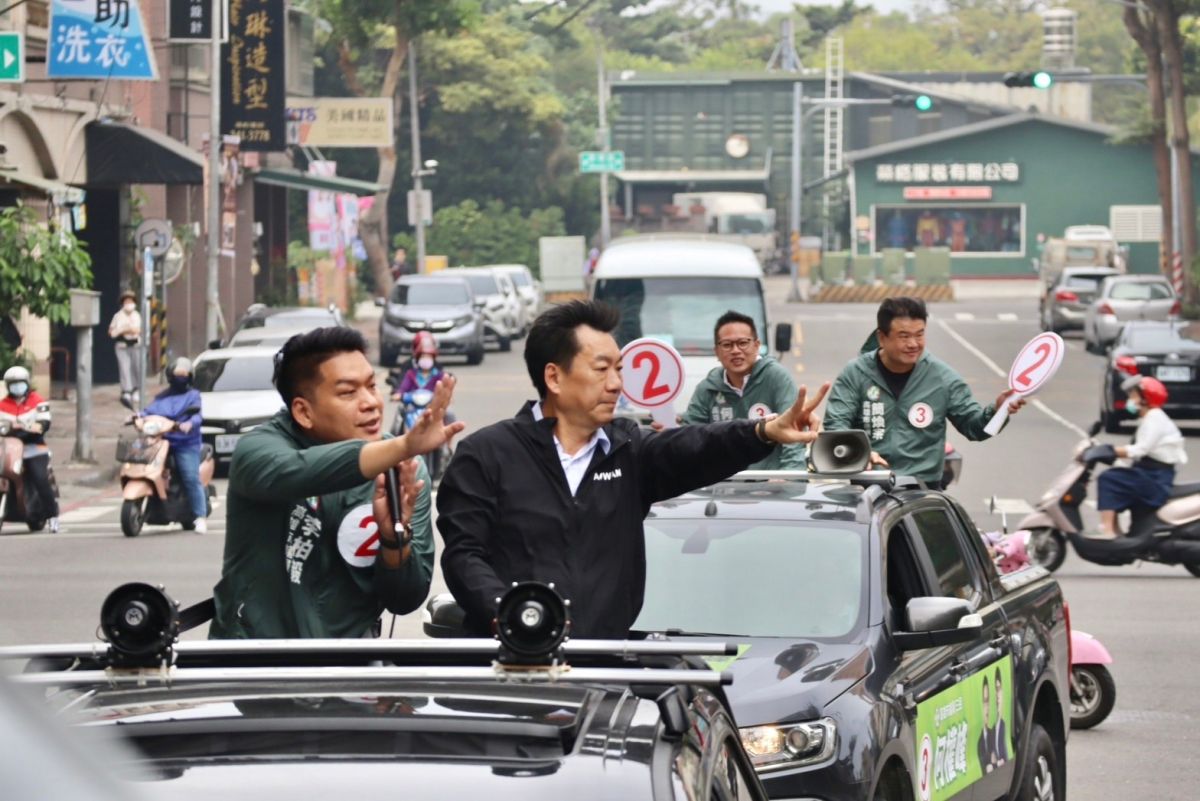 ▲前防疫副指揮官陳宗彥，南下輔選同樣畢業自東海大學的高雄市議員李柏毅、簡煥宗及何權峰。（圖／翻攝畫面）