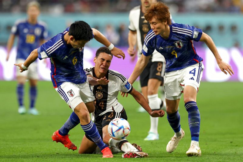 ▲卡達世足日本對戰德國失分瞬間,有觀眾舉太極旗狂揮,韓國網友批:「國際之恥」。(圖/美聯社/達志影像)