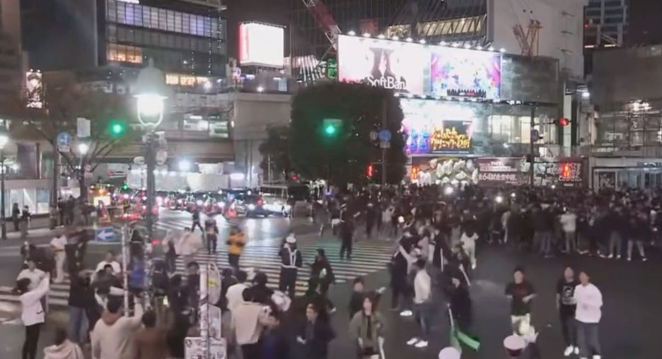 ▲日本贏球，球迷聚集涉谷交通號誌。（圖／取自ANNNews)