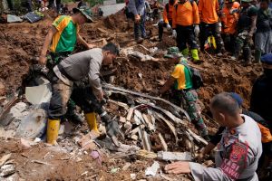 印尼地震倖存者籲供應物資　降雨阻礙救援