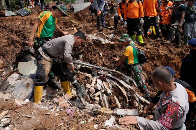 ▲印尼西爪哇省21日發生地震，死亡人數迄今已增至271人，仍有40人下落不明。救援工作仍繼續進行，但因降雨和餘震而受到阻礙。（圖／美聯社／達志影像）