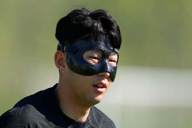 ▲南韓球星孫興慜將戴著面具出戰世界盃。（圖／美聯社／達志影像）