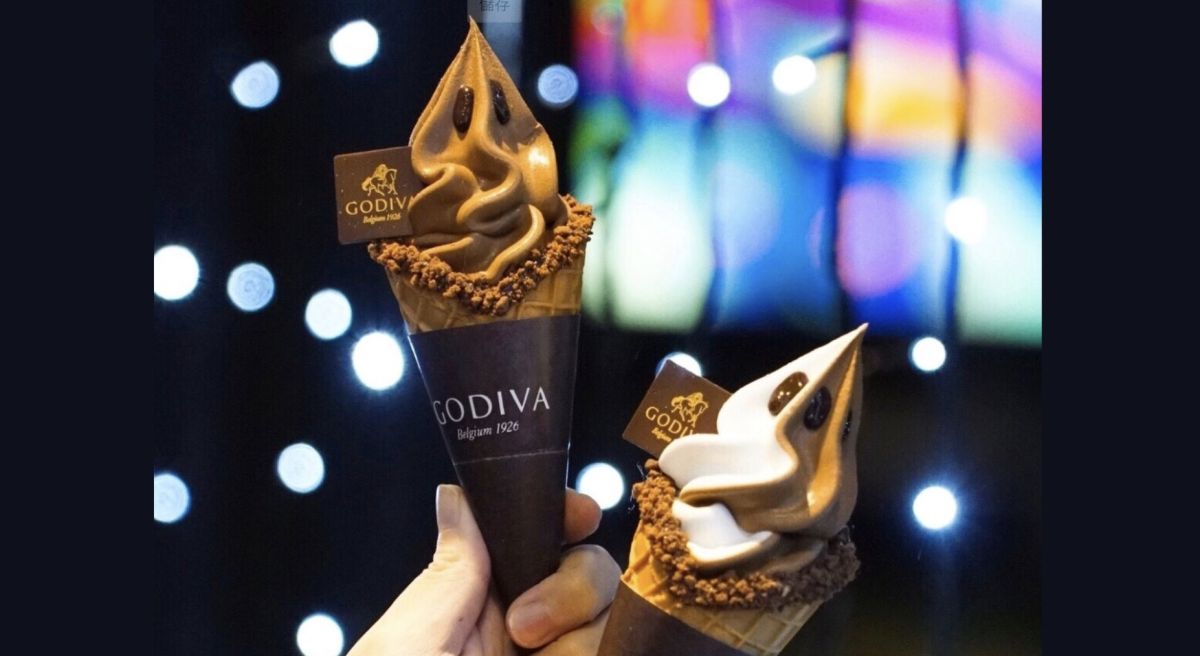▲GODIVA巧克力霜淇淋，11/25～11/27限3天推出「第二支半價」優惠！酷聖石COLD STONE迎接黑五也於本週五六日祭出中杯以上冰淇淋「買1送1」，季節限定「耶誕金濃巧」、「開心脆脆」也能同享優惠。（圖／翻攝自GODIVA FB）